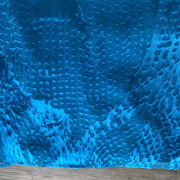 Turquoise Satin Top with SEXY back zipper, Lined, great condition - Picture 4 of 7